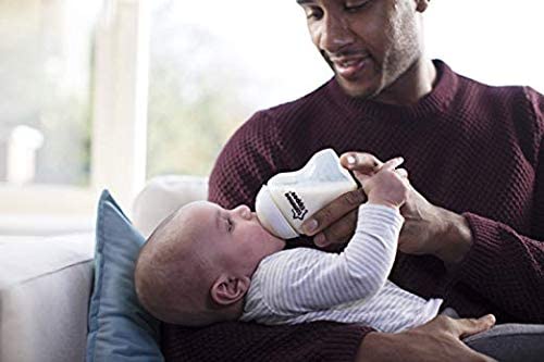 Bir baba çocuğunu özenle besler